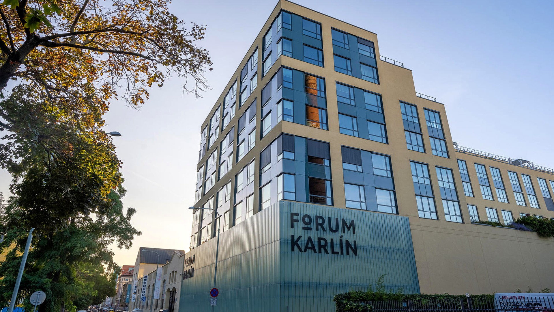 Forum Karlín, Pernerova 51, Praha 8 — centrála CEEP